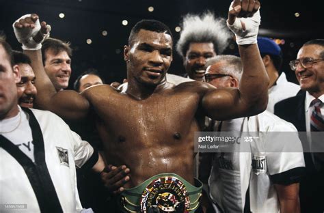 mike tyson heavyweight weight.